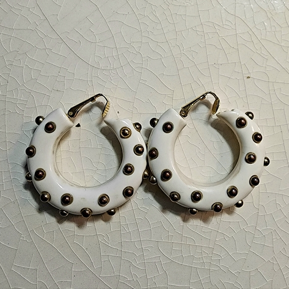 Kenneth Lane vintage retro white pebbled gold hoop clip on earrings - Picture 2 of 5